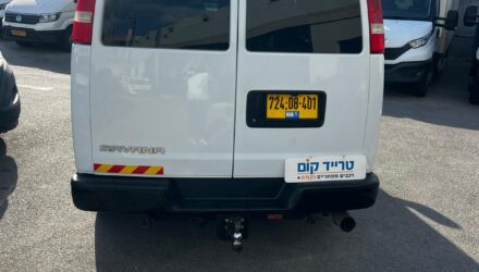 שברולט סוואנה מסחרית שנת 2020 דגם קצר חצי קומבי — מבט אחורי עם וו גרירה