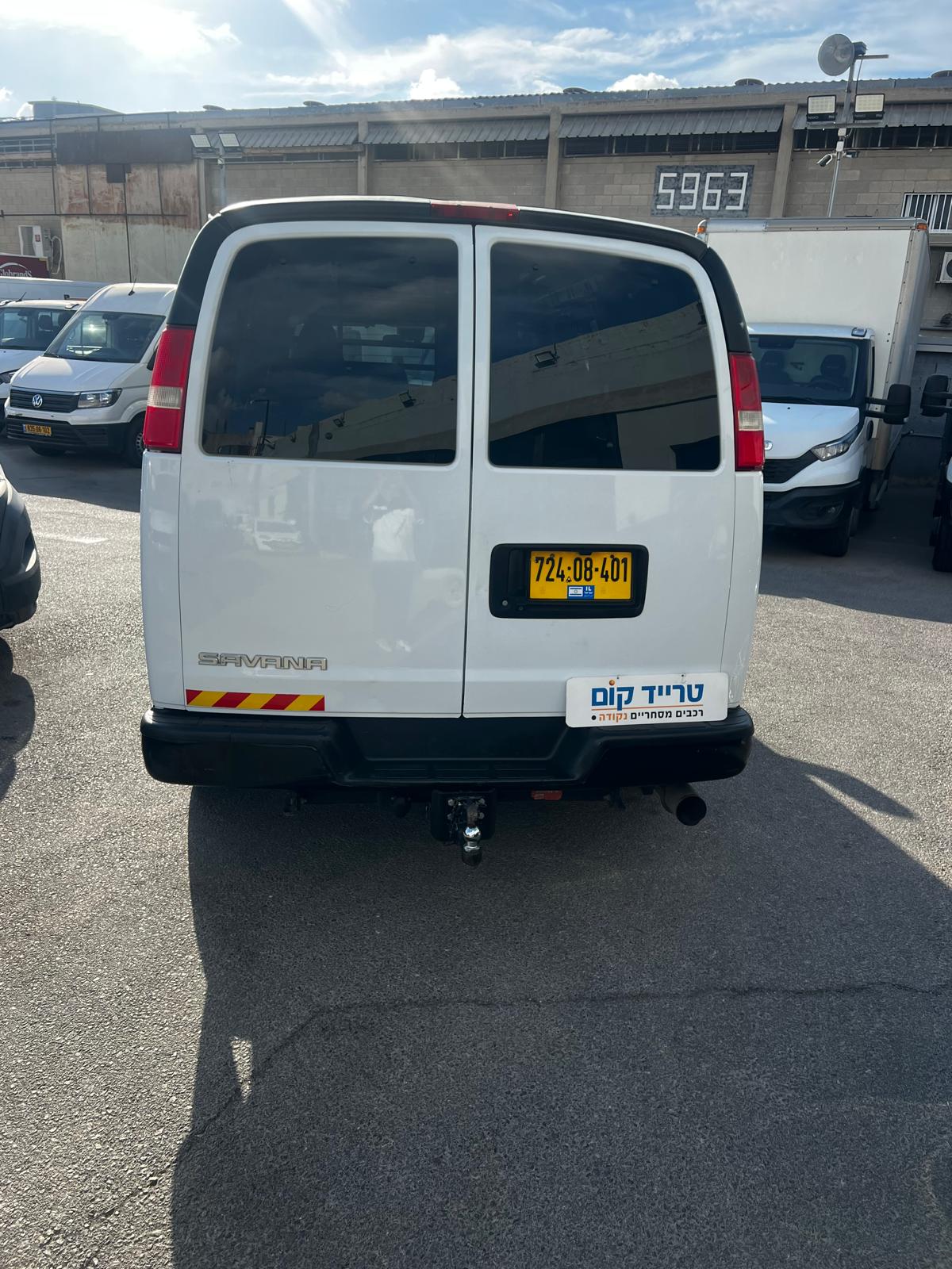 שברולט סוואנה מסחרית שנת 2020 דגם קצר חצי קומבי — מבט אחורי עם וו גרירה