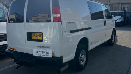 שברולט סוואנה מסחרית שנת 2023 דגם קצר — מבט תלת-רבעי אחורי מצד ימין