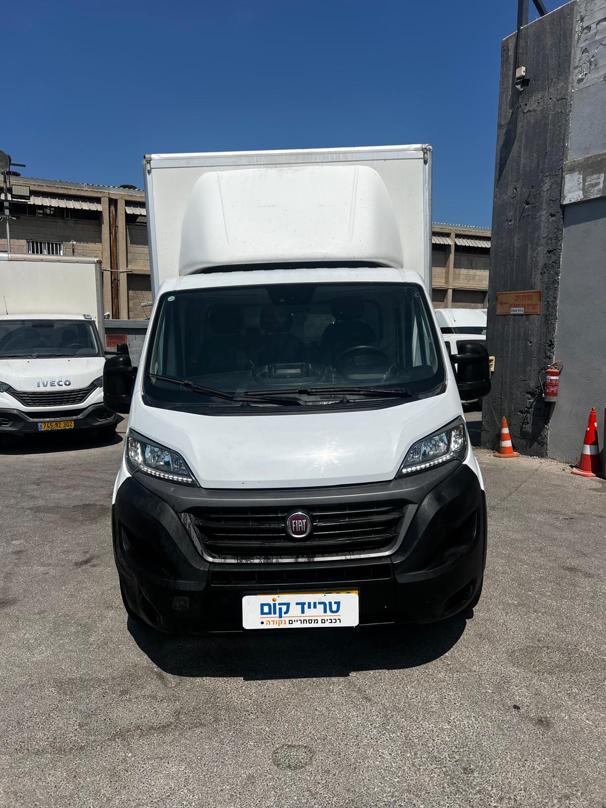 פיאט דוקאטו מסחרית שנת 2021 דגם חד קבינה עם ארגז ורמפה — חזית הרכב עם הארגז הסגור