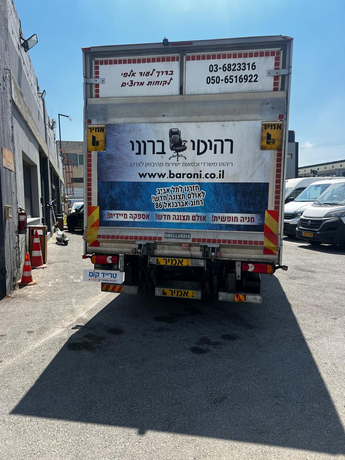 פיאט דוקאטו מסחרית שנת 2021 דגם חד קבינה עם ארגז ורמפה — מבט אחורי עם הרמפה ההידראולית
