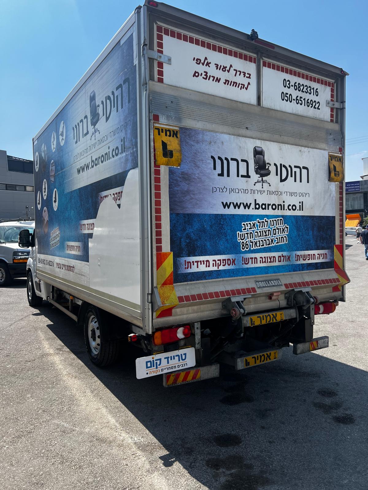 פיאט דוקאטו מסחרית שנת 2021 דגם חד קבינה עם ארגז ורמפה — מבט אחורי-צדי על הארגז והרמפה