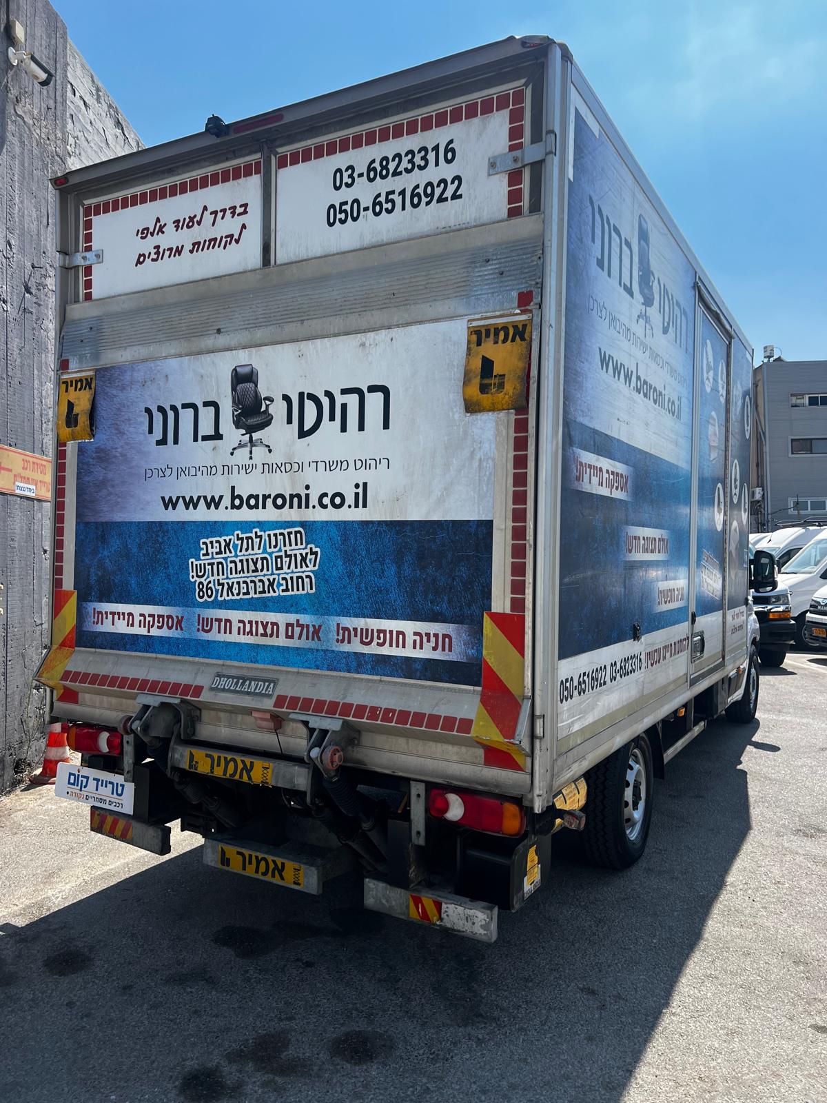 פיאט דוקאטו מסחרית שנת 2021 דגם חד קבינה עם ארגז ורמפה — מבט אחורי-צדי על דופן הארגז