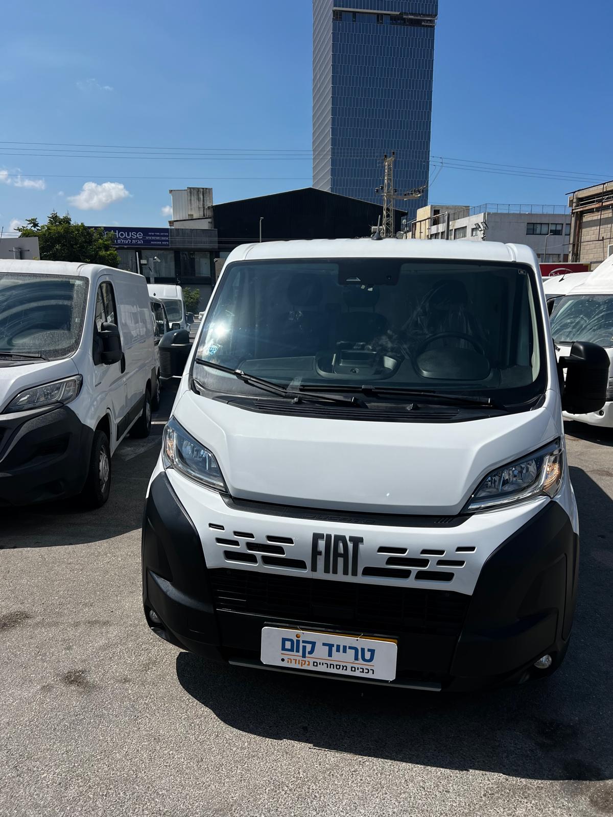 פיאט דוקאטו מסחרית שנת 2025 דגם בינוני נמוך — חזית הרכב