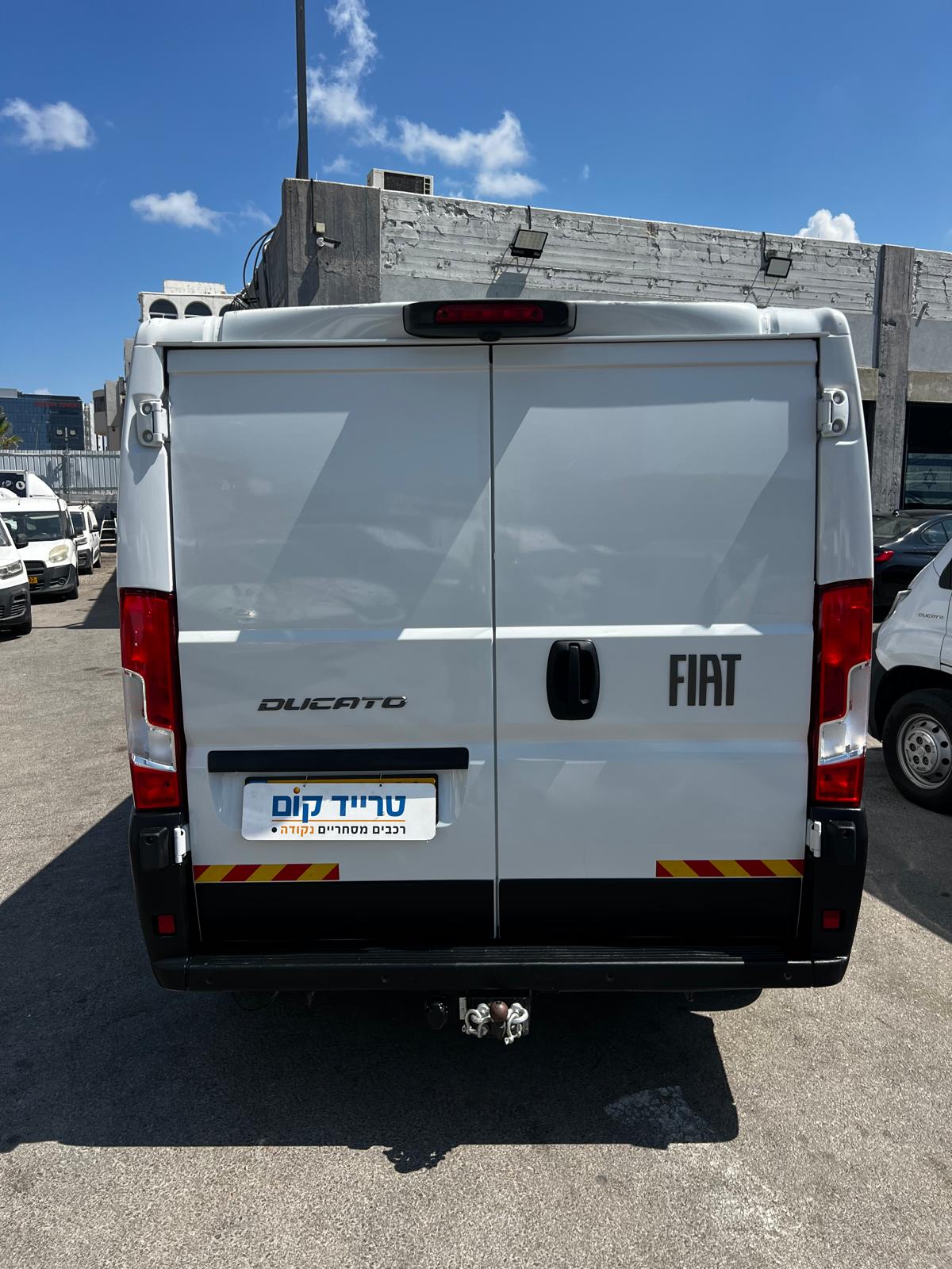פיאט דוקאטו מסחרית שנת 2025 דגם בינוני נמוך — חזית אחורית עם דלתות סגורות
