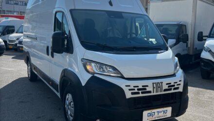 פיאט דוקאטו מסחרית שנת 2025 דגם XL סופר ארוך סופר גבוה — מבט קדמי אלכסוני