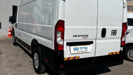 פיאט דוקאטו מסחרית שנת 2025 דגם XL סופר ארוך סופר גבוה — מבט אחורי אלכסוני עם אורך הרכב
