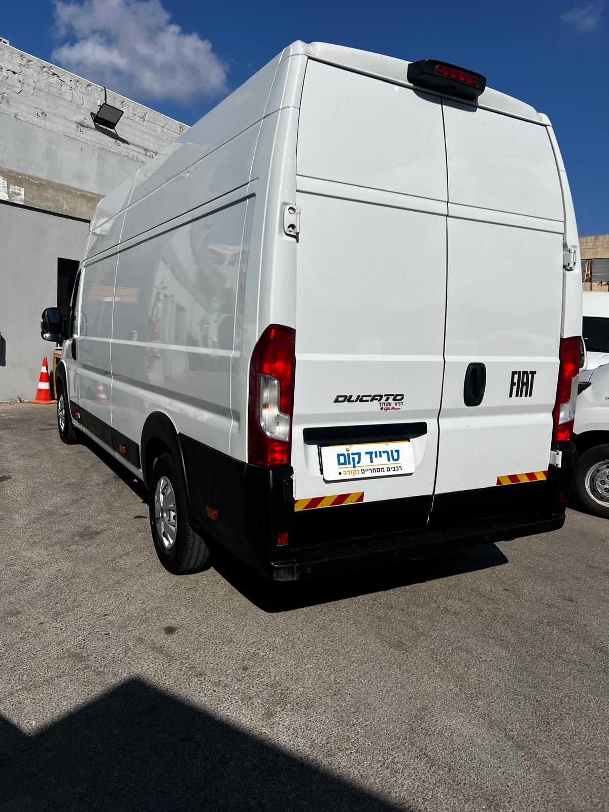 פיאט דוקאטו מסחרית שנת 2025 דגם XL סופר ארוך סופר גבוה — מבט אחורי אלכסוני עם אורך הרכב
