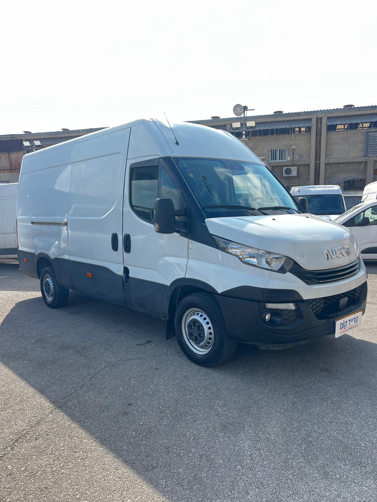 איווקו דיילי מסחרית שנת 2019 דגם בינוני גבוה — מבט תלת-רבעי קדמי על גוף הרכב הגבוה
