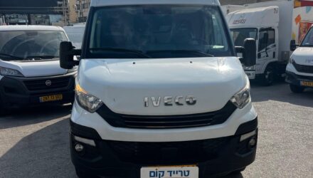 איווקו דיילי מסחרית שנת 2019 דגם בינוני גבוה — מבט קדמי במגרש טרייד קום