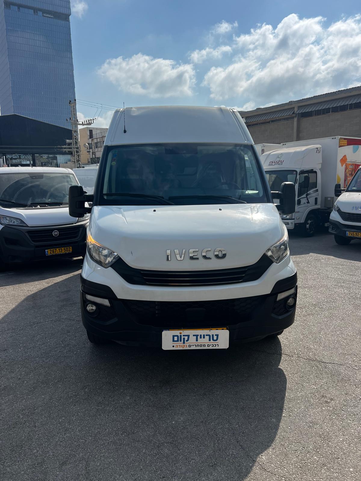 איווקו דיילי מסחרית שנת 2019 דגם בינוני גבוה — מבט קדמי במגרש טרייד קום