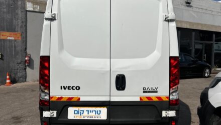 איווקו דיילי מסחרית שנת 2019 דגם בינוני גבוה — מבט אחורי על דלתות תא המטען