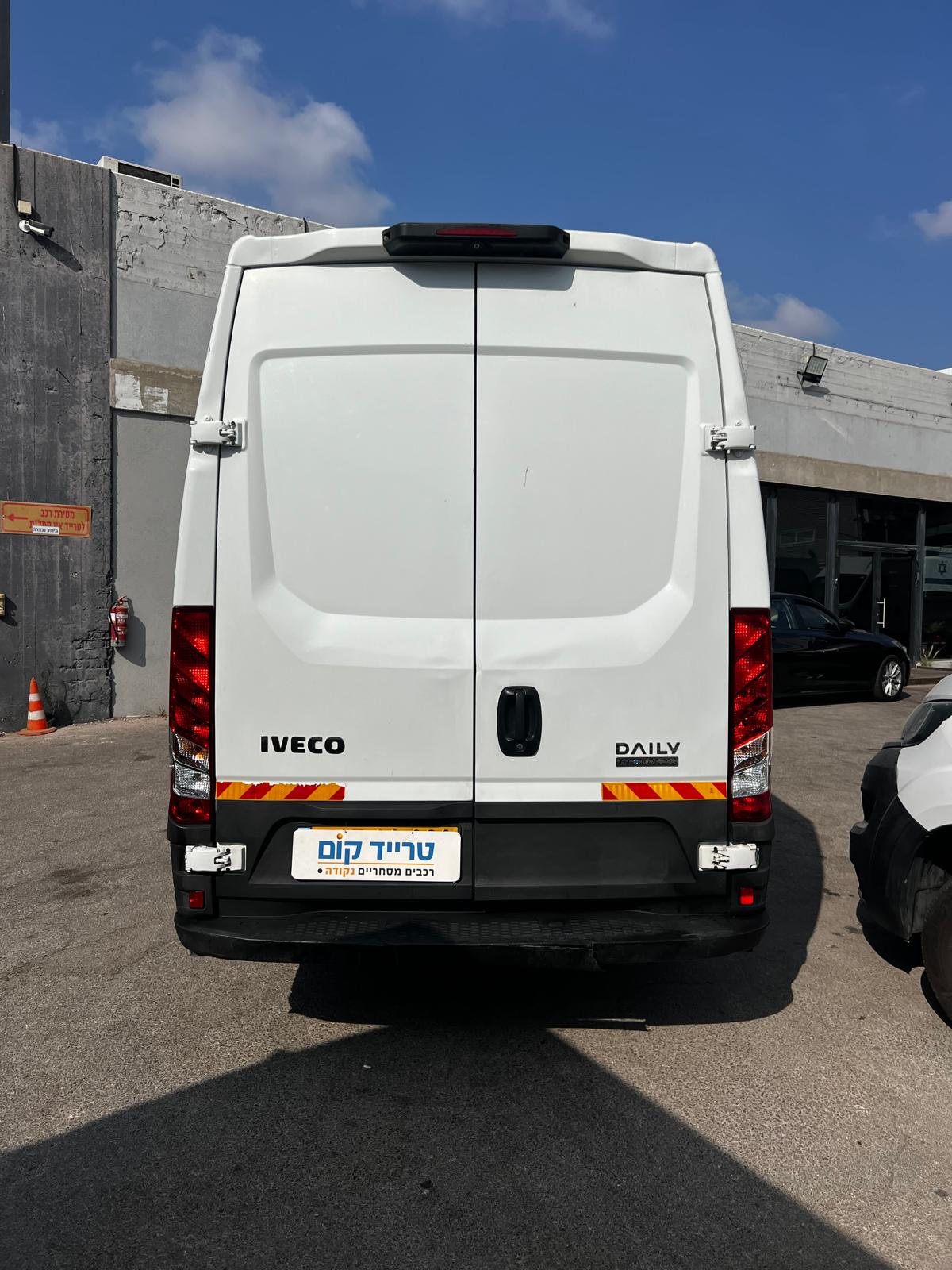 איווקו דיילי מסחרית שנת 2019 דגם בינוני גבוה — מבט אחורי על דלתות תא המטען