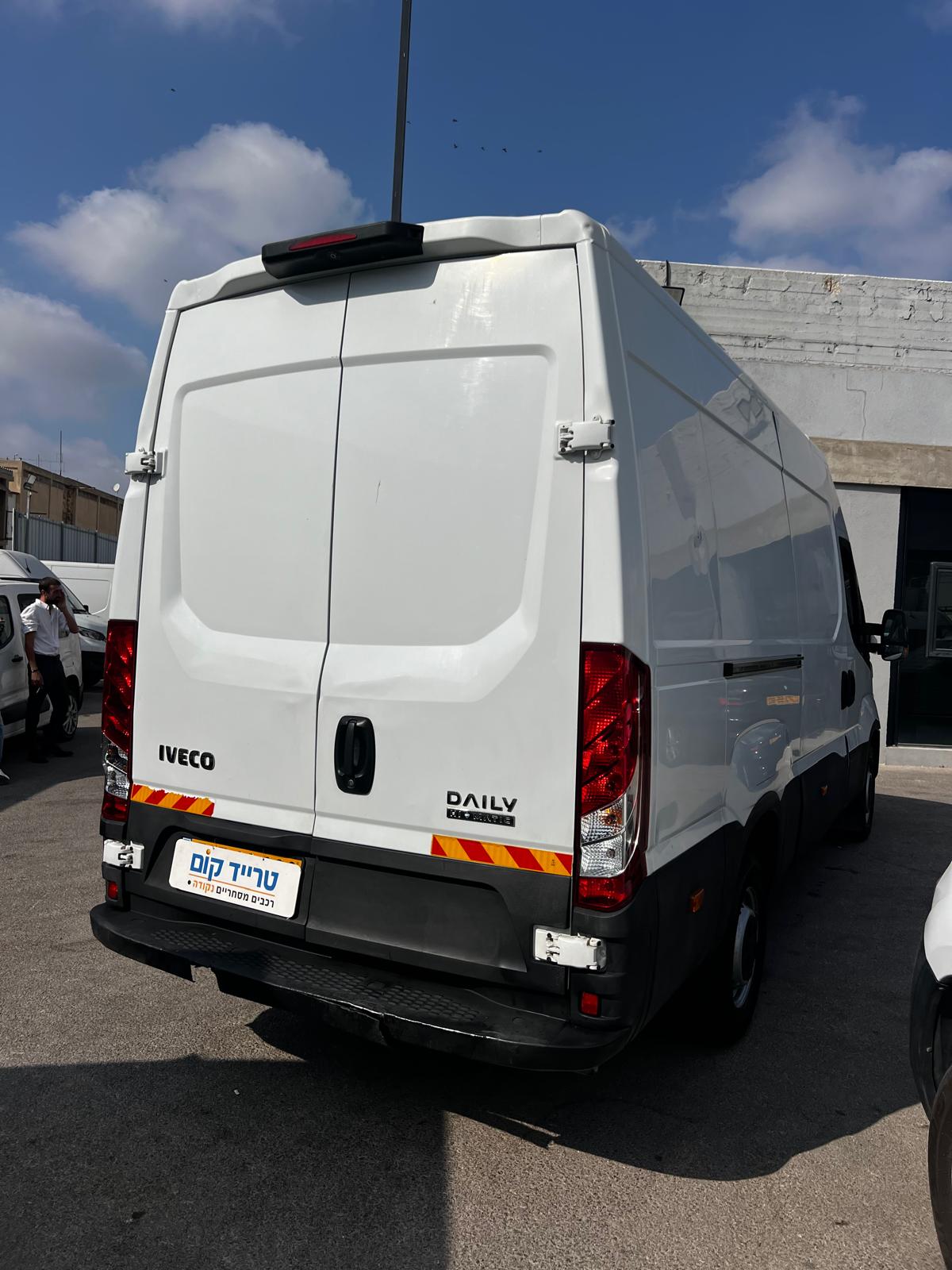 איווקו דיילי מסחרית שנת 2019 דגם בינוני גבוה — מבט אחורי-צדי