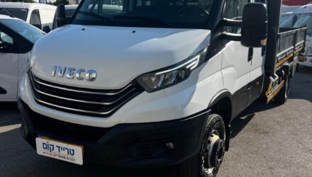 איווקו דיילי מסחרית שנת 2023 דגם דאבל קבינה 70C18 — מבט קדמי אלכסוני עם תא המטען