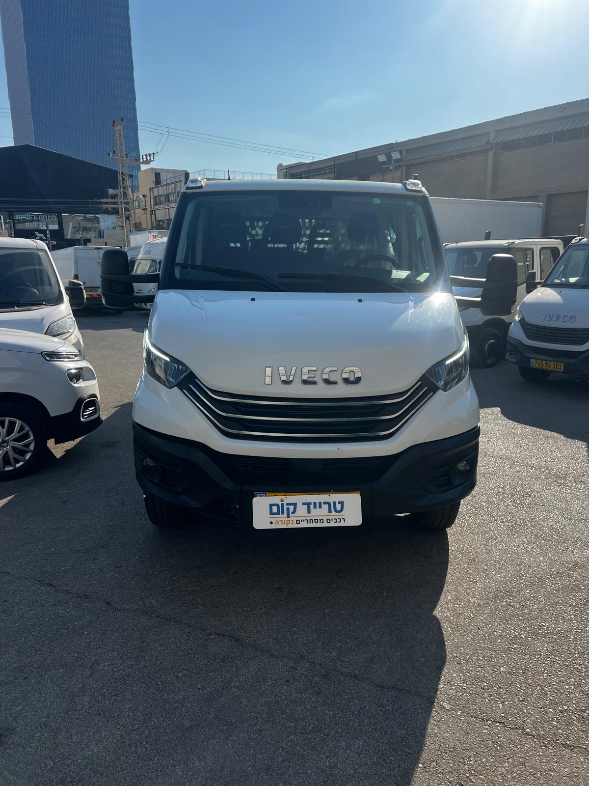 איווקו דיילי מסחרית שנת 2023 דגם דאבל קבינה 70C18 — חזית הרכב