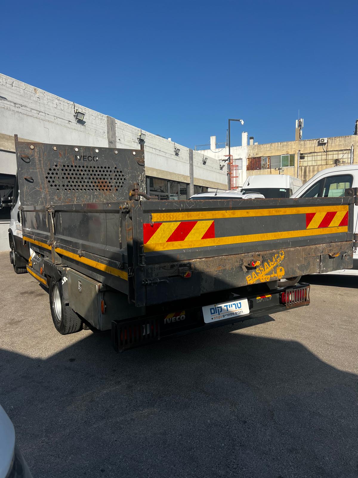 איווקו דיילי מסחרית שנת 2023 דגם דאבל קבינה 70C18 — הארגז האחורי מלמעלה