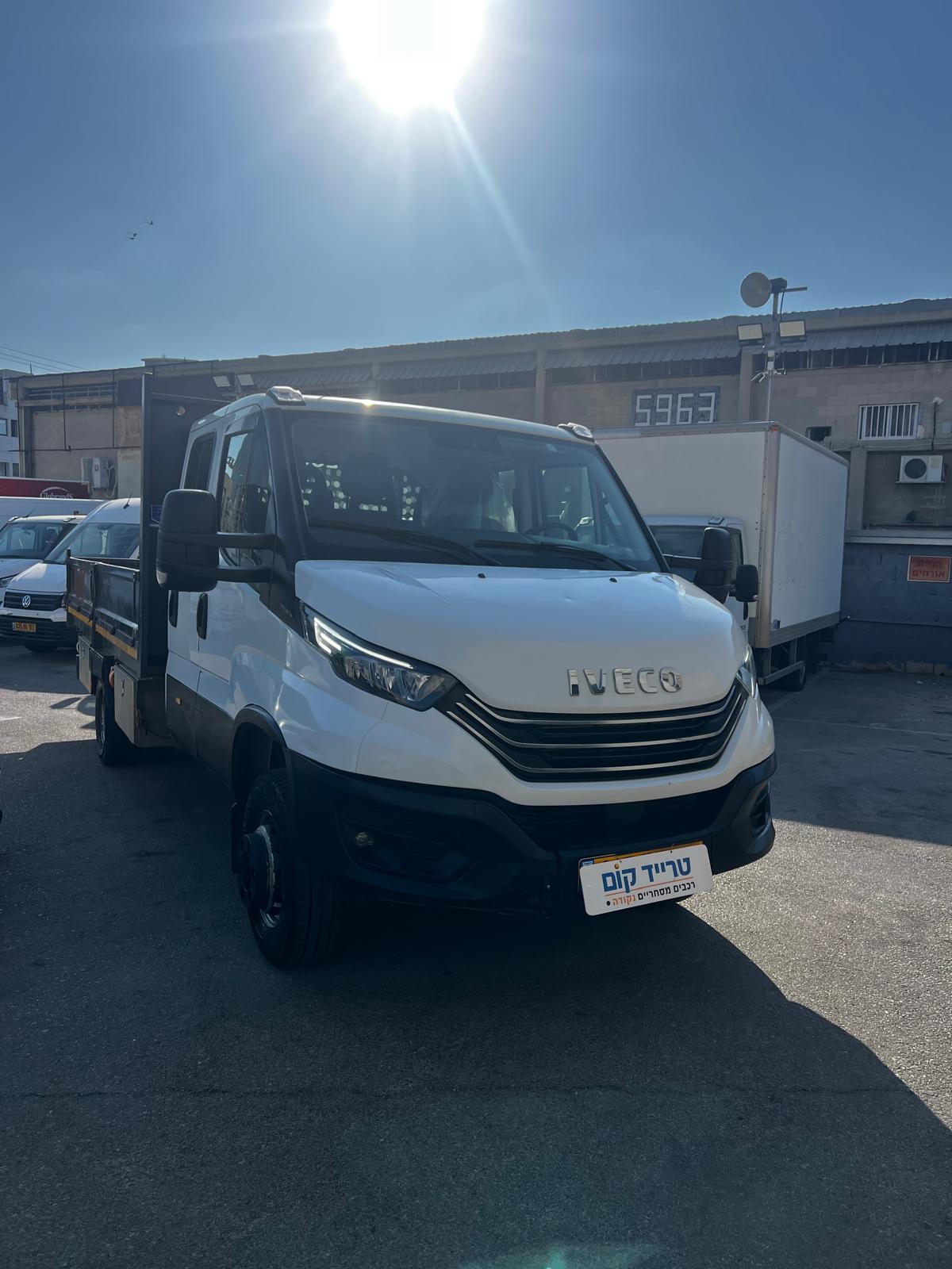 איווקו דיילי מסחרית שנת 2023 דגם דאבל קבינה 70C18 — מבט קדמי אלכסוני נוסף