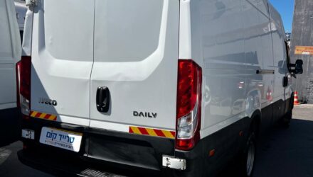 איווקו דיילי מסחרית שנת 2023 דגם ארוך גבוה 50C18 — מבט אחורי אלכסוני