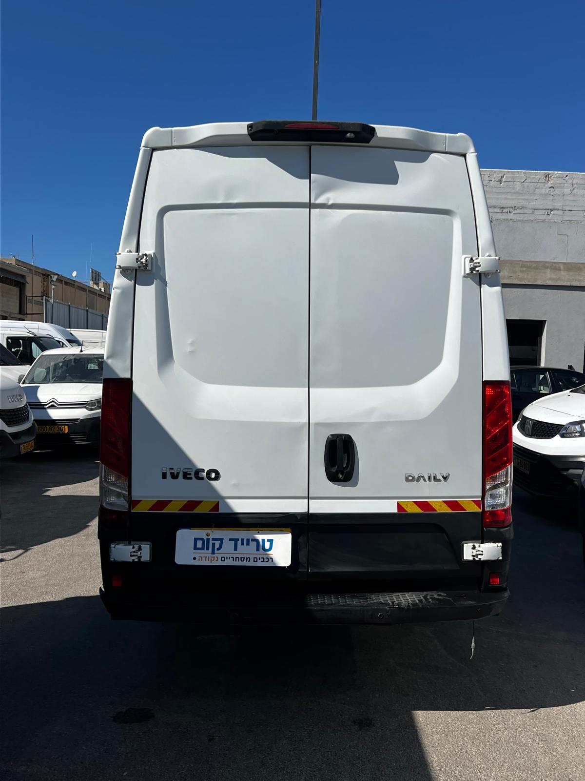 איווקו דיילי מסחרית שנת 2023 דגם ארוך גבוה 50C18 — מבט אחורי