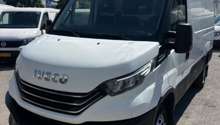 איווקו דיילי מסחרית שנת 2023 דגם בינוני גבוה 50C18 — מבט קדמי מצד ימין