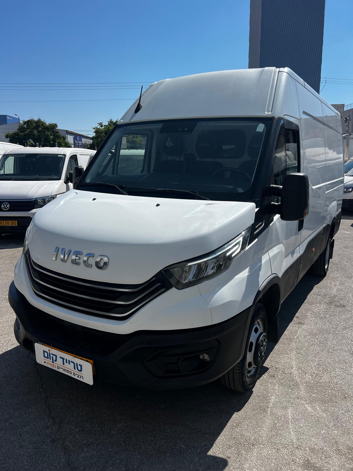 איווקו דיילי מסחרית שנת 2023 דגם בינוני גבוה 50C18 — מבט קדמי מצד ימין