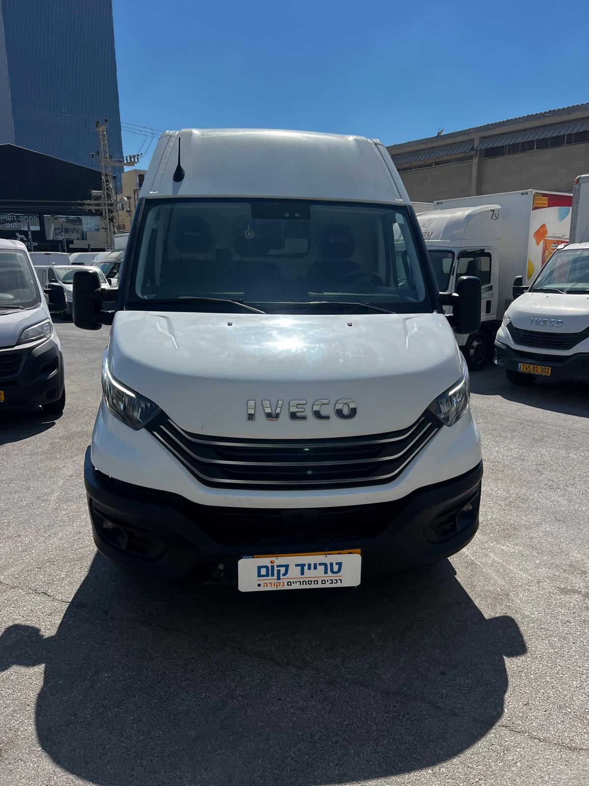 איווקו דיילי מסחרית שנת 2023 דגם בינוני גבוה 50C18 — חזית הרכב
