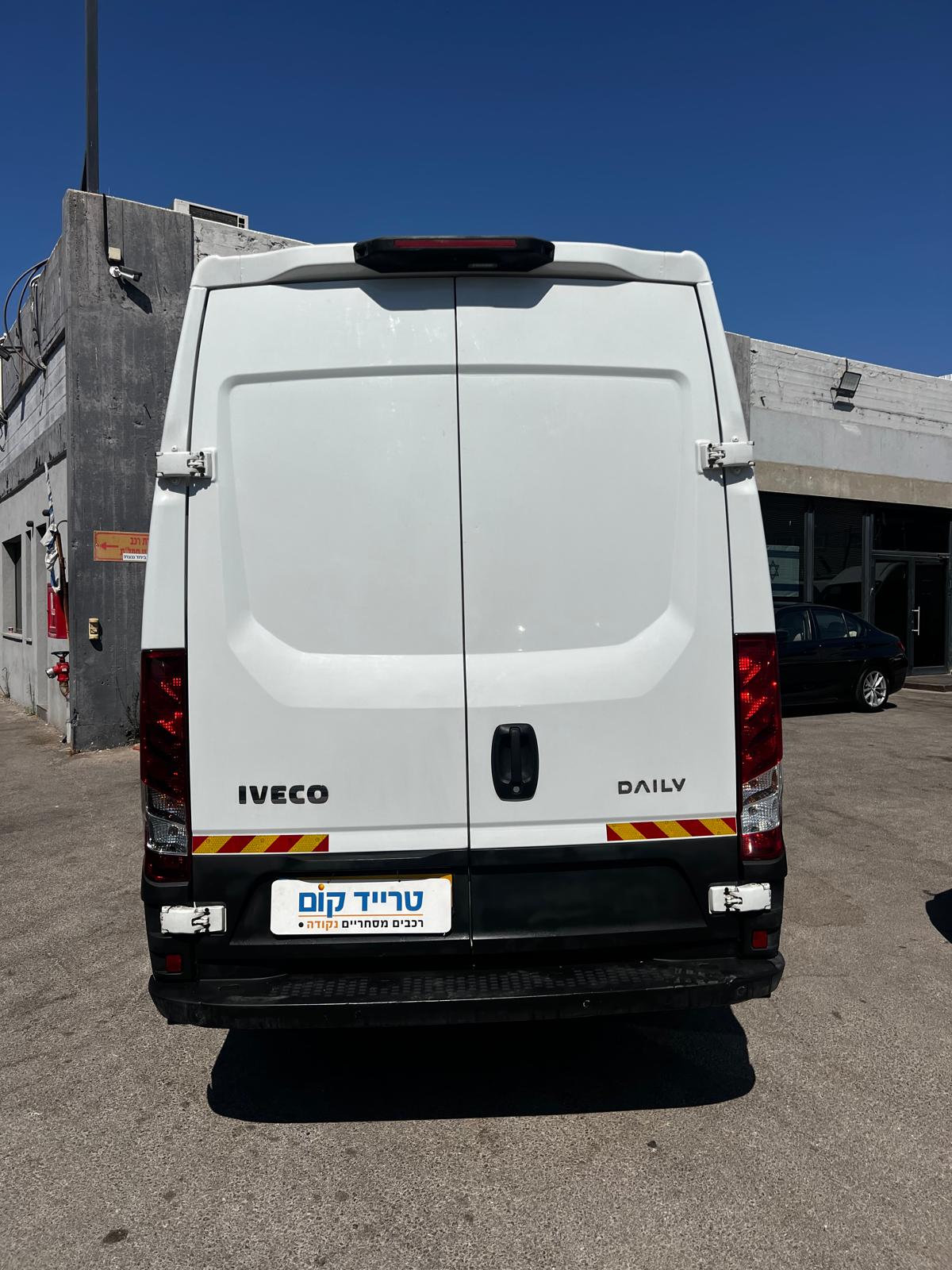 איווקו דיילי מסחרית שנת 2023 דגם בינוני גבוה 50C18 — מבט אחורי