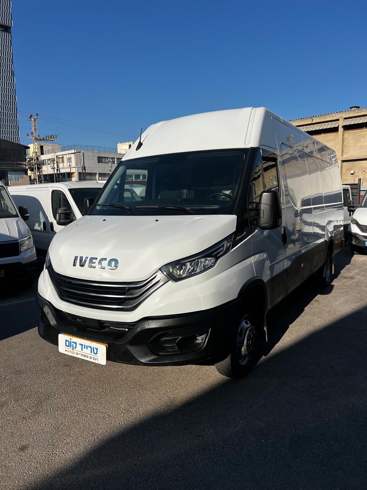 איווקו דיילי מסחרית שנת 2024 דגם ארוך גבוה 50C18 עם רמפה הידראולית — מבט קדמי משמאל