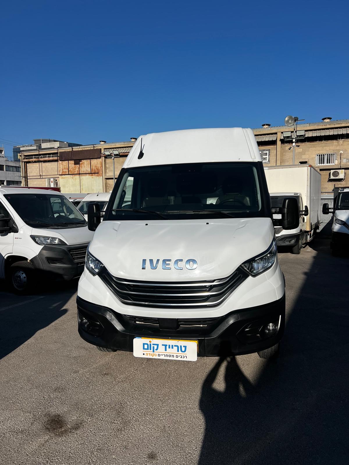 איווקו דיילי מסחרית שנת 2024 דגם ארוך גבוה 50C18 עם רמפה הידראולית — מבט חזית
