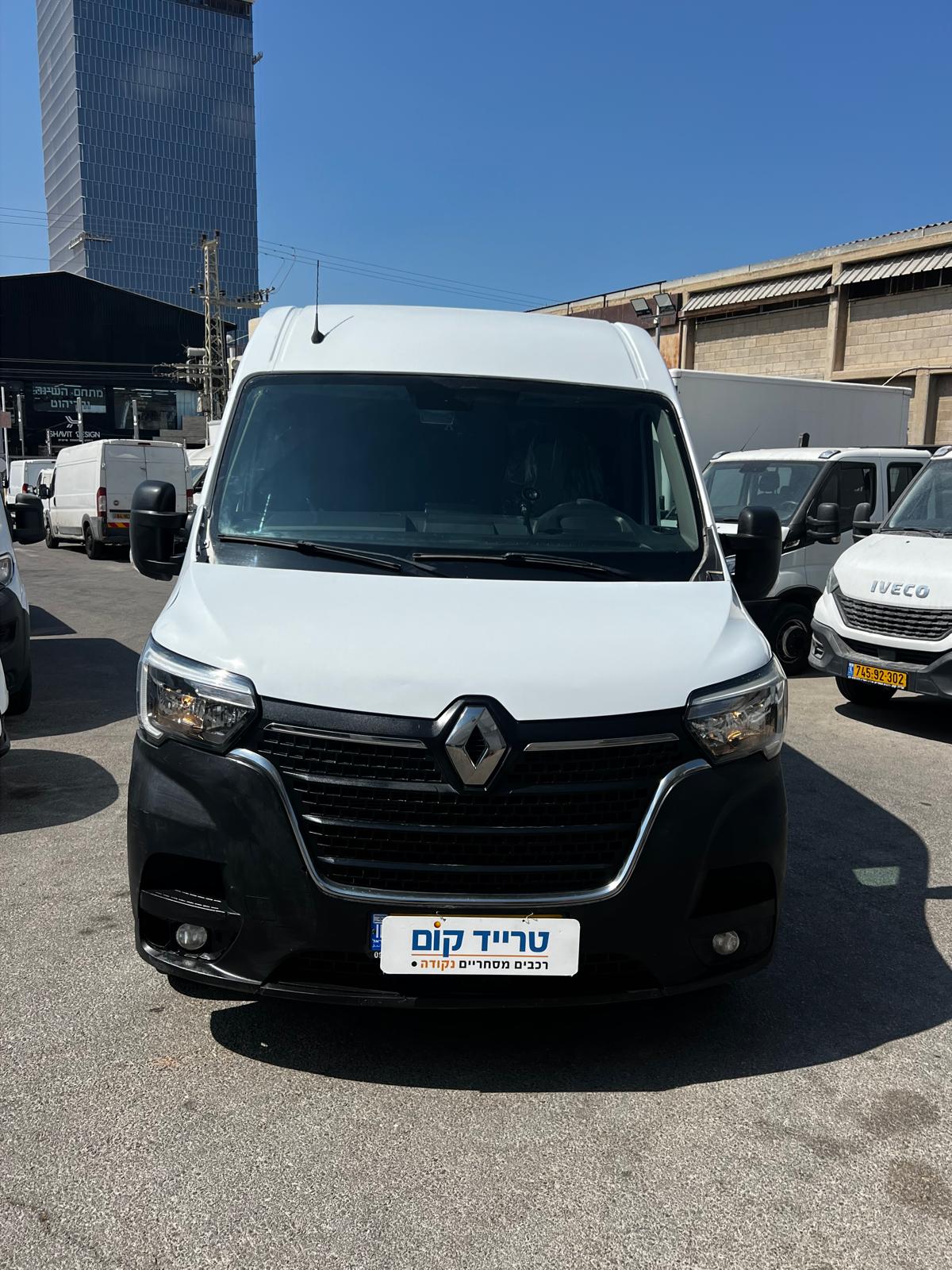 רנו מאסטר מסחרית שנת 2020 דגם בינוני גבוה — חזית הרכב