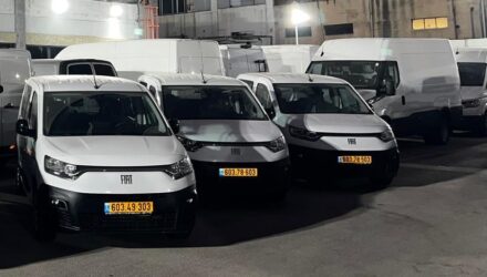 מבחר פיאט דובלו מסחריות שנת 2024-2025 — שלוש פיאט דובלו במגרש, מבט מלפנים