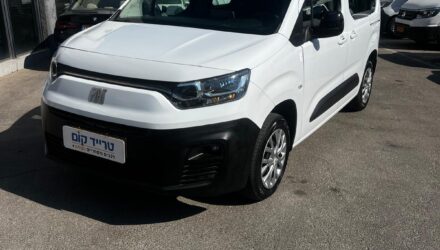 פיאט דובלו מסחרית שנת 2024 דגם 5 מקומות — מבט קדמי אלכסוני מהצד השני