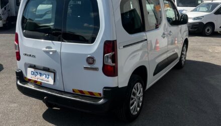 פיאט דובלו מסחרית שנת 2024 דגם 5 מקומות — מבט אחורי אלכסוני