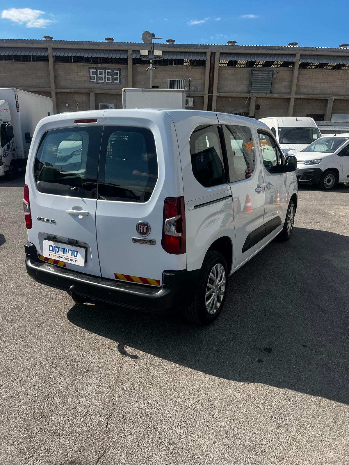 פיאט דובלו מסחרית שנת 2024 דגם 5 מקומות — מבט אחורי אלכסוני