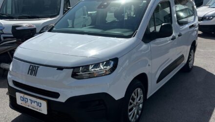 פיאט דובלו מסחרית שנת 2025 דגם 7 מקומות — מבט קדמי באלכסון