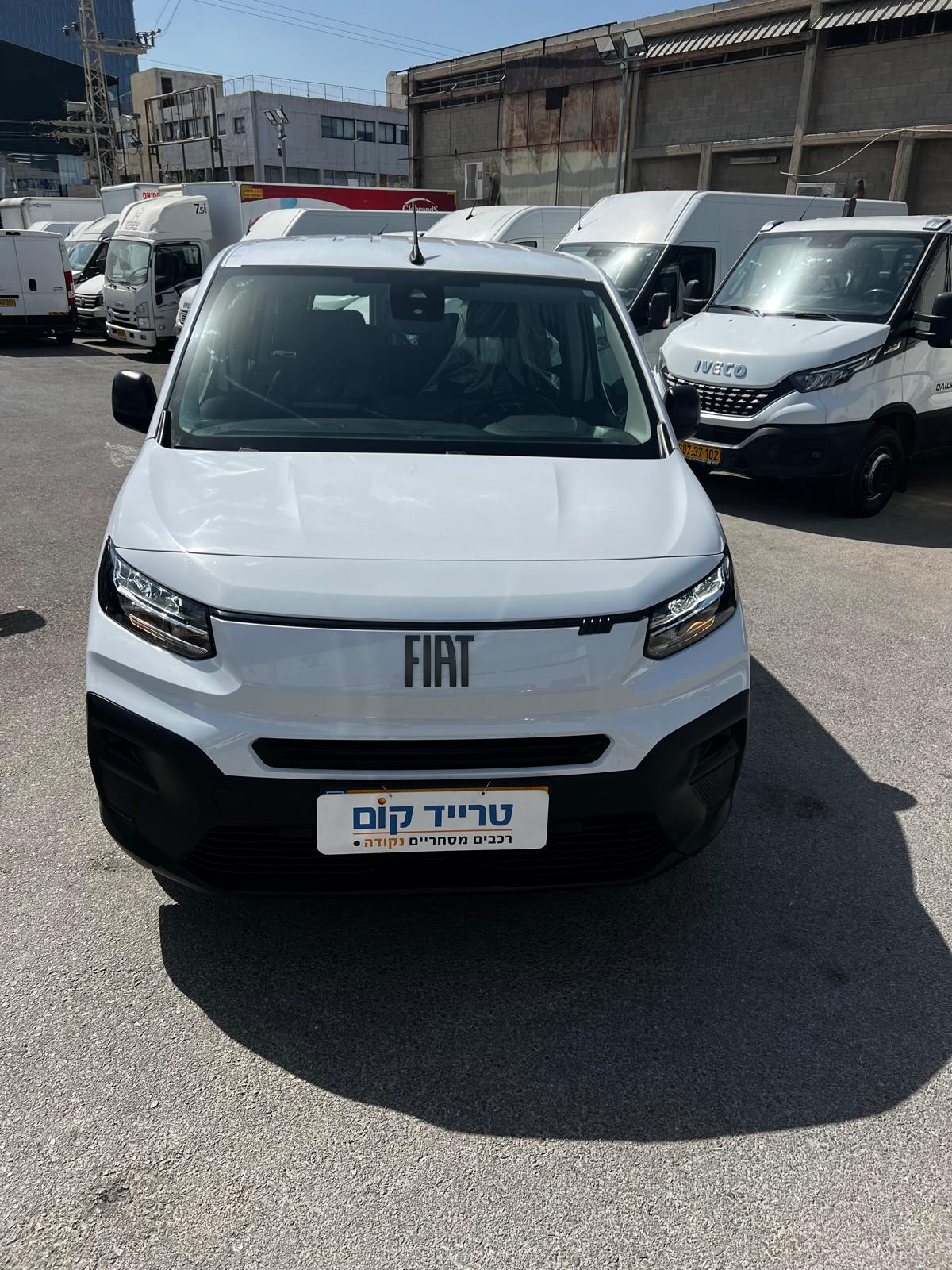 פיאט דובלו מסחרית שנת 2025 דגם 7 מקומות — מבט מלפנים