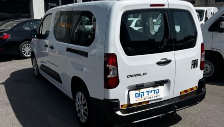 פיאט דובלו מסחרית שנת 2025 דגם 7 מקומות — מבט אחורי מהצד השני