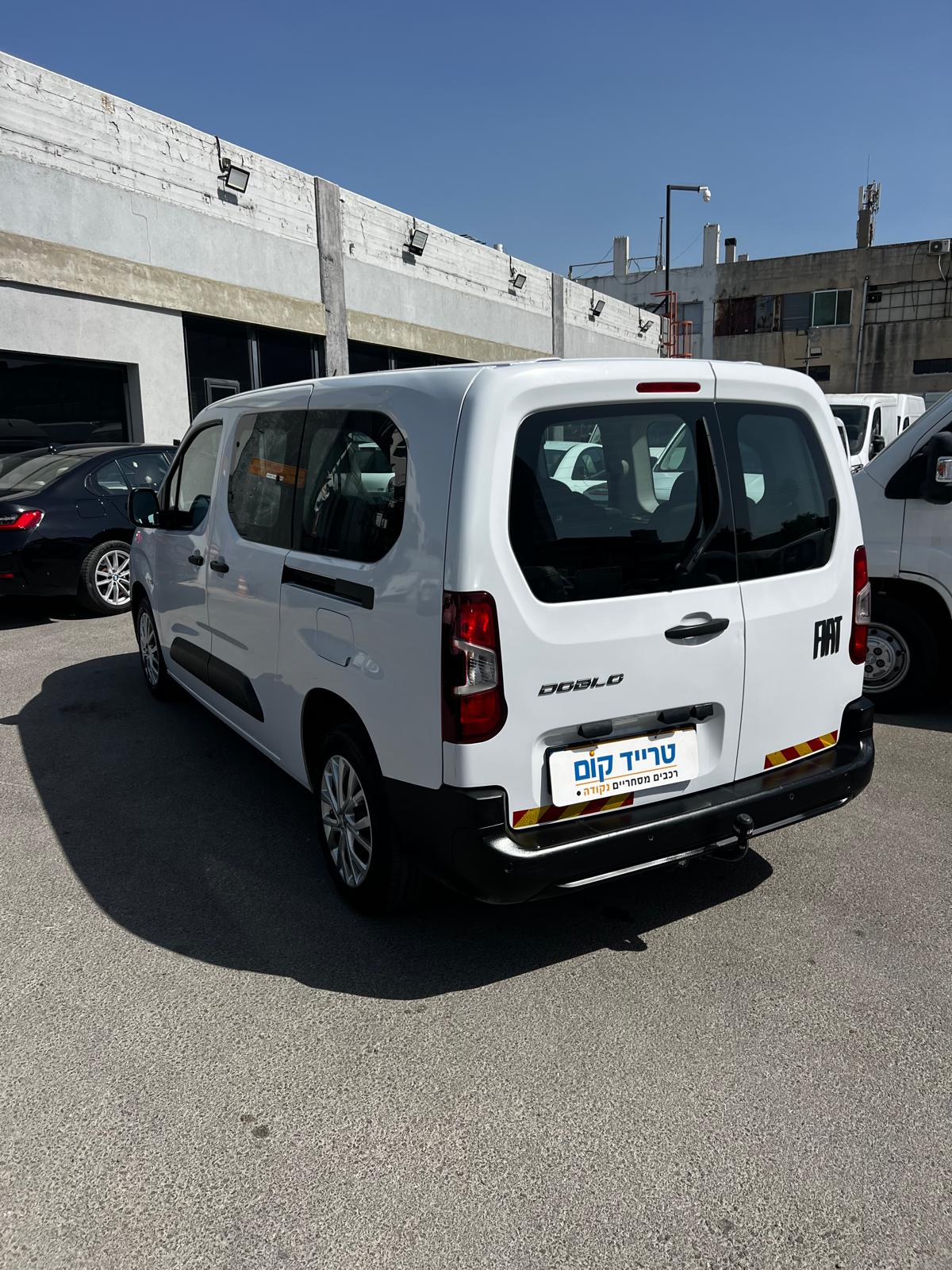 פיאט דובלו מסחרית שנת 2025 דגם 7 מקומות — מבט אחורי מהצד השני