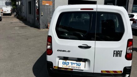 פיאט דובלו מסחרית שנת 2025 דגם 7 מקומות — מבט מאחור