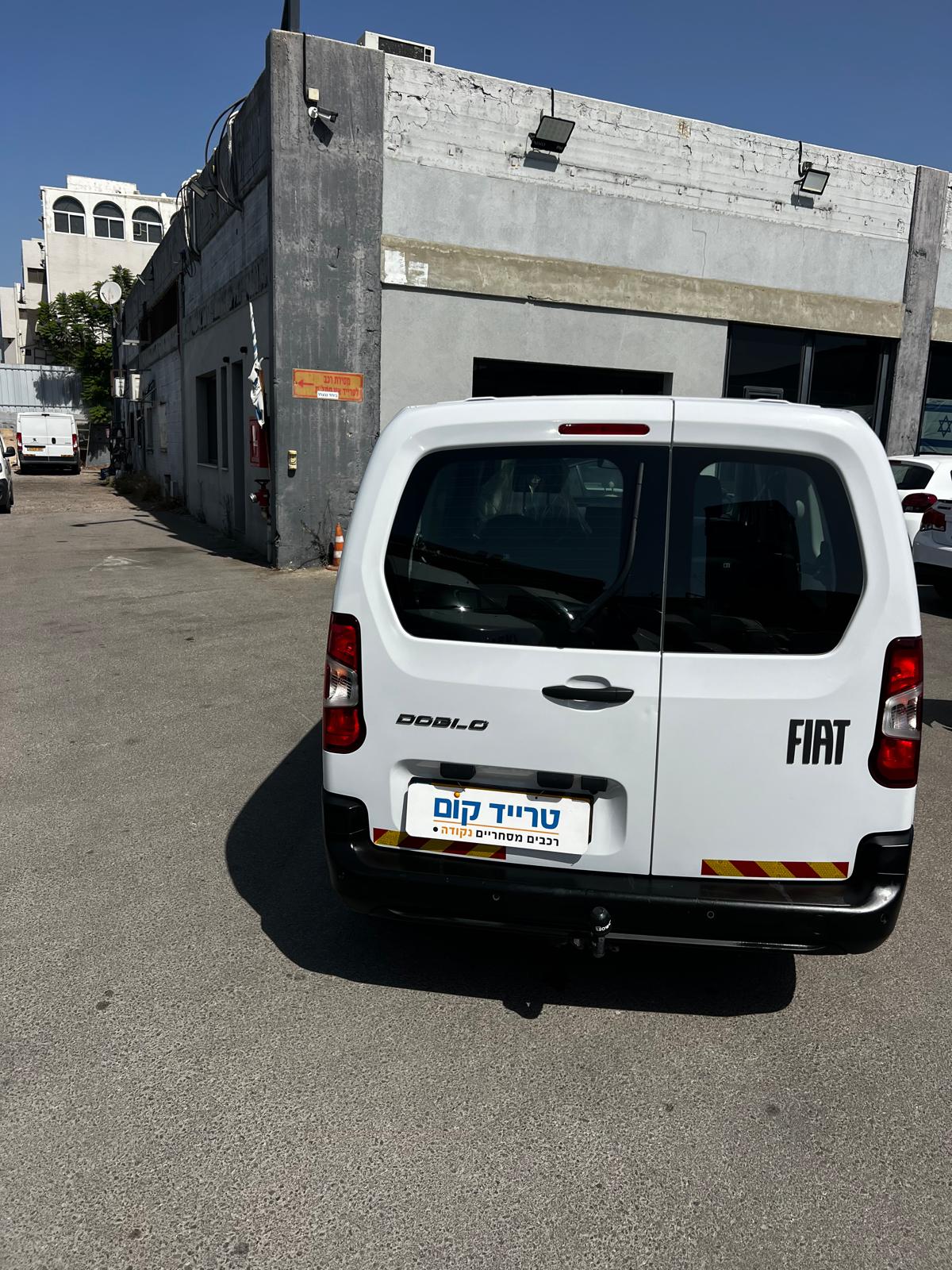 פיאט דובלו מסחרית שנת 2025 דגם 7 מקומות — מבט מאחור