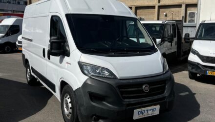 פיאט דוקאטו מסחרית שנת 2021 דגם בינוני גבוה עם קרור 0-4 מעלות — מבט קדמי אלכסוני עם יחידת הקירור על הגג