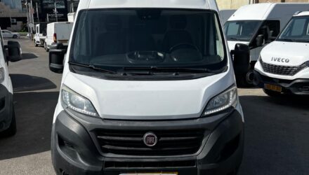 פיאט דוקאטו מסחרית שנת 2021 דגם בינוני גבוה עם קרור 0-4 מעלות — חזית הרכב
