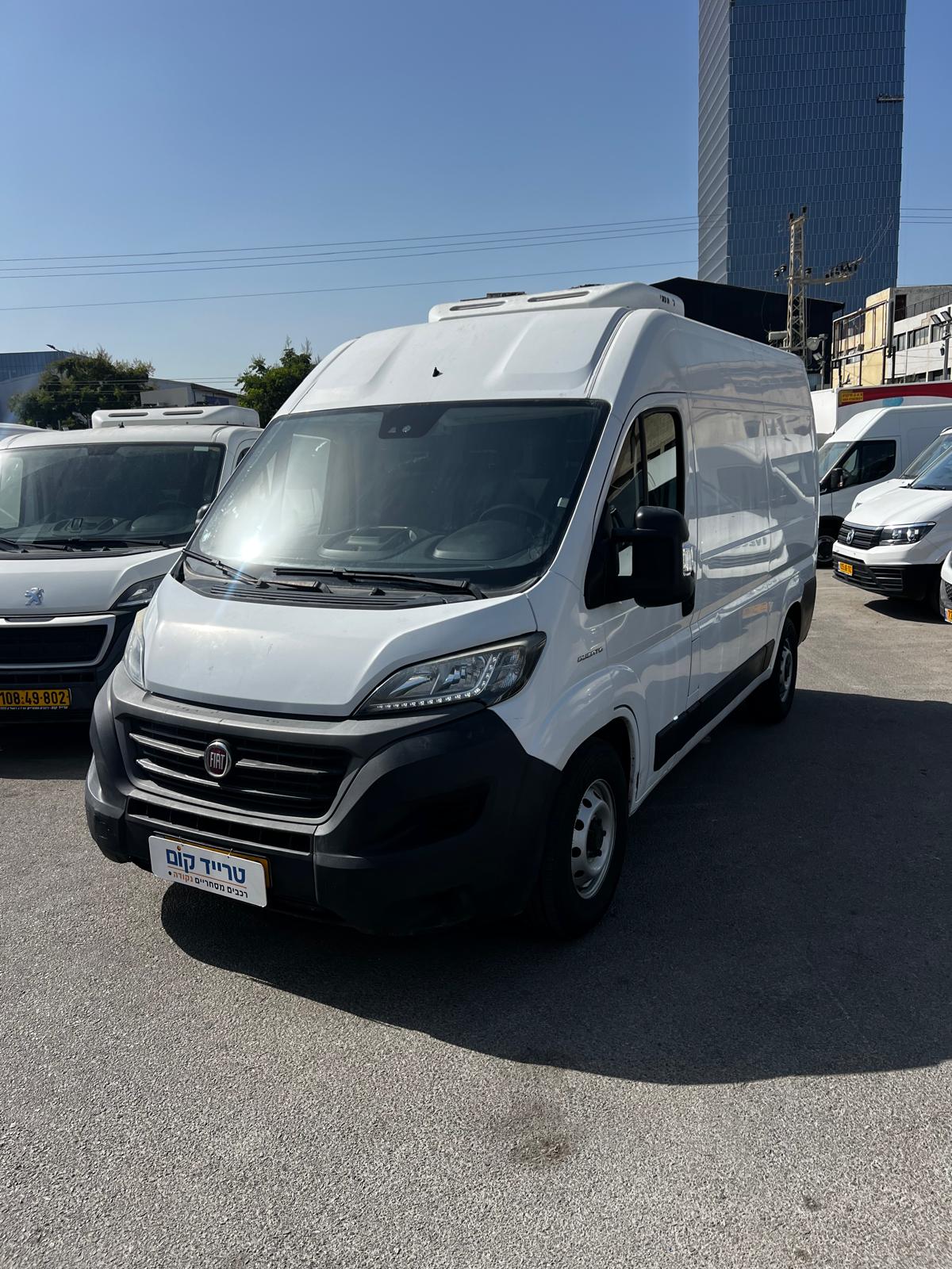 פיאט דוקאטו מסחרית שנת 2021 דגם בינוני גבוה עם קרור 0-4 מעלות — מבט קדמי אלכסוני מהצד השני