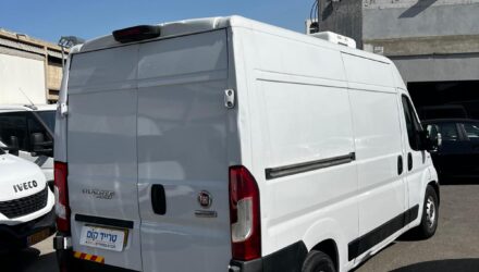 פיאט דוקאטו מסחרית שנת 2021 דגם בינוני גבוה עם קרור 0-4 מעלות — מבט אחורי אלכסוני