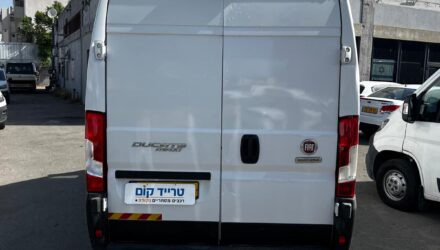 פיאט דוקאטו מסחרית שנת 2021 דגם בינוני גבוה עם קרור 0-4 מעלות — מבט אחורי עם הדלתות סגורות