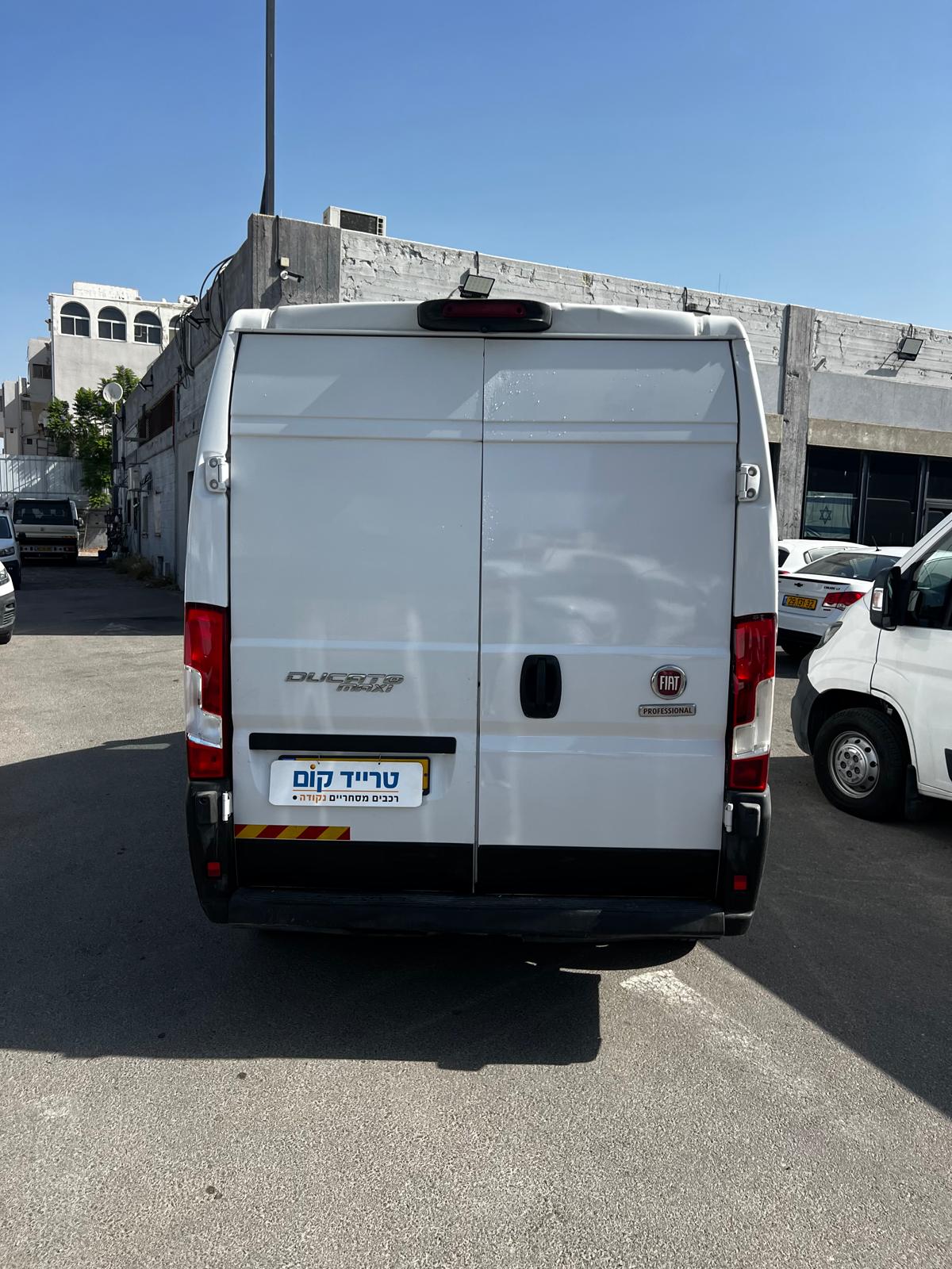 פיאט דוקאטו מסחרית שנת 2021 דגם בינוני גבוה עם קרור 0-4 מעלות — מבט אחורי עם הדלתות סגורות