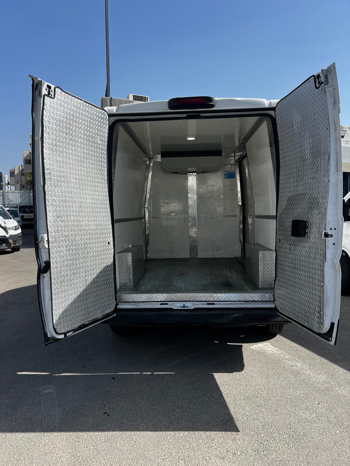 פיאט דוקאטו מסחרית שנת 2021 דגם בינוני גבוה עם קרור 0-4 מעלות — תא הקירור המבודד עם הדלתות האחוריות פתוחות