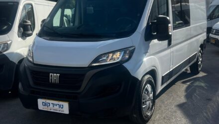 פיאט דוקאטו מסחרית שנת 2022 דגם בינוני גבוה חצי קומבי — מבט קדמי אלכסוני עם הגגון
