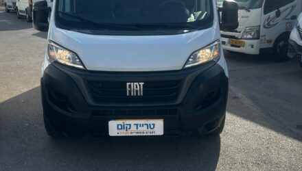 פיאט דוקאטו מסחרית שנת 2022 דגם בינוני גבוה חצי קומבי — חזית הרכב